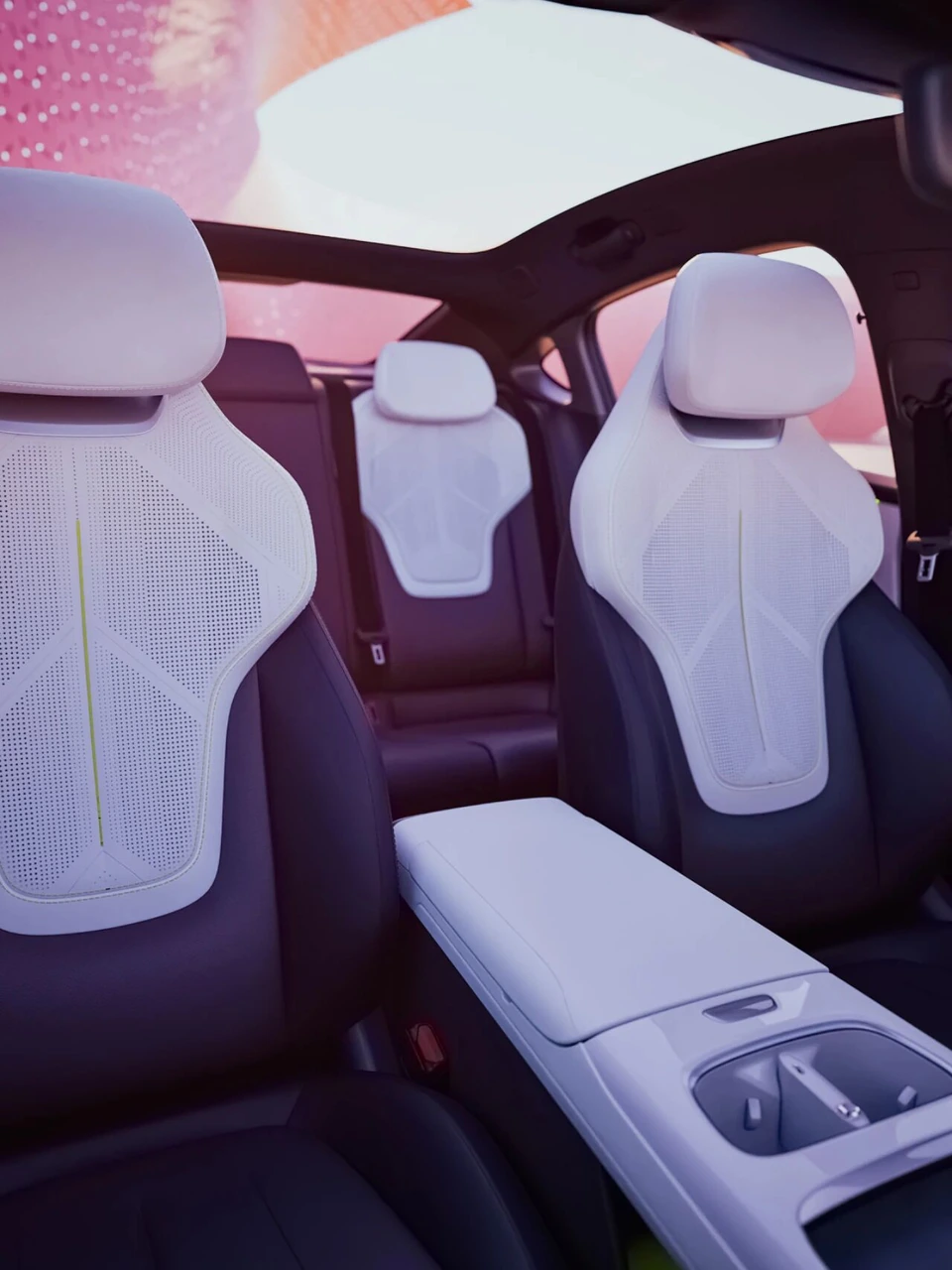 Deepal L06 — seating and panoramic roof