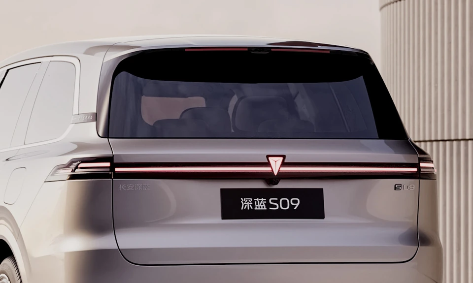 Deepal S09 — rear light bar detail