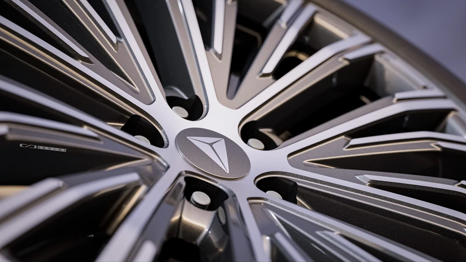Deepal S09 — sculptural wheel spoke detail