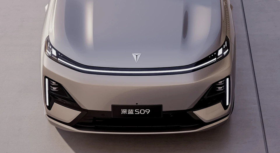 Deepal S09 — bonnet and front lighting detail